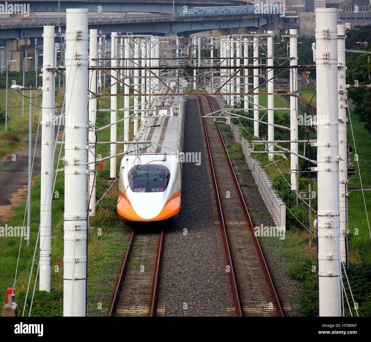 KAOHSIUNG, TAIWAN -- 17 octobre 2015 : Un train moderne de la Taiwan High Speed Railway Corporation siège sur ses voies. Banque D'Images