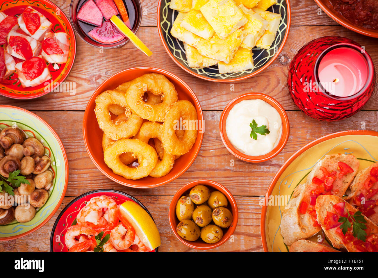 Un tableau rempli de toutes sortes de tapas espagnoles et de la sangria. Banque D'Images