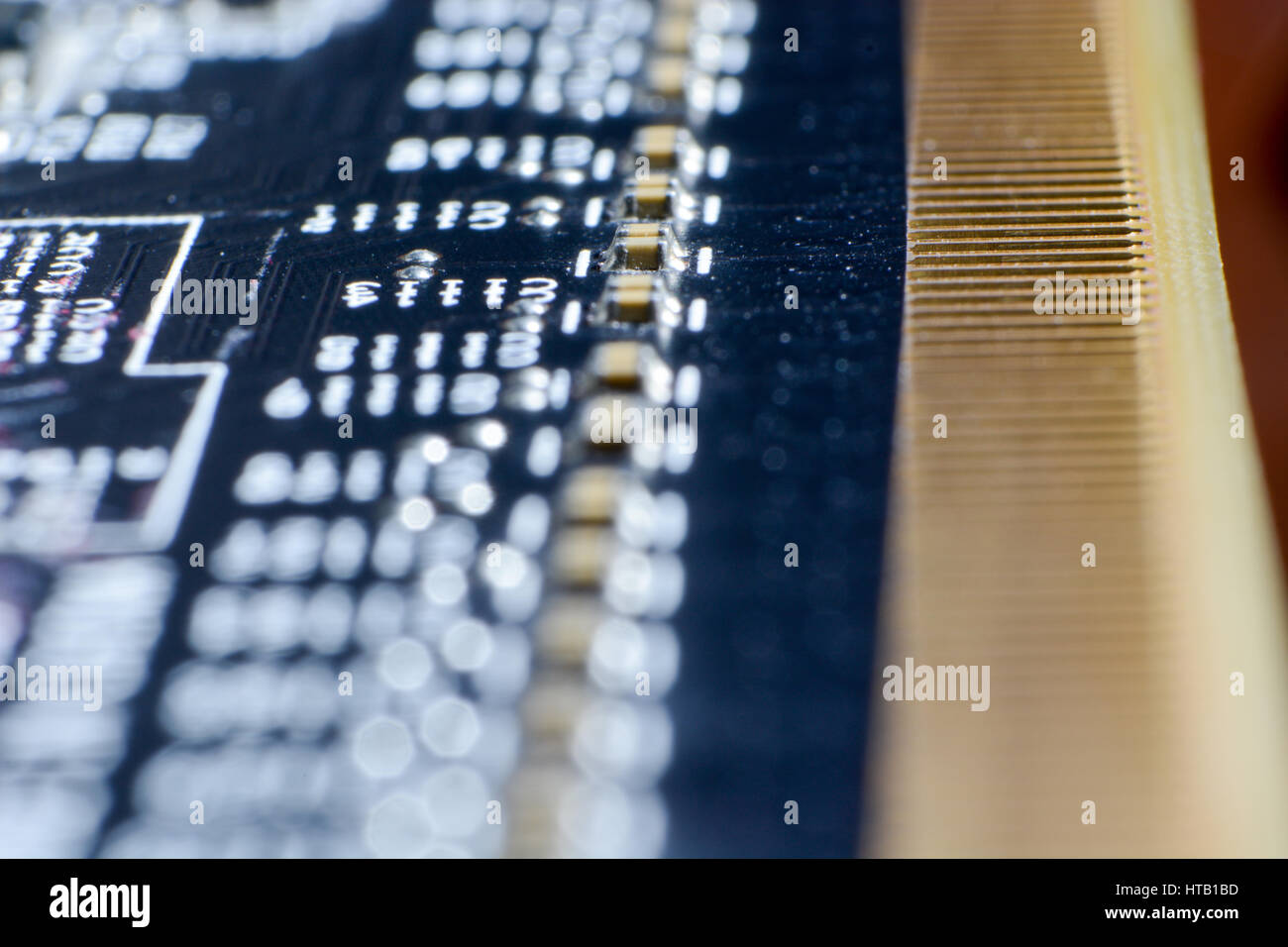 Close-up d'une carte vidéo d'un ordinateur avec une connexion pci-express Banque D'Images