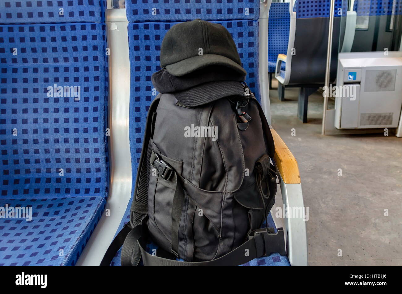 À l'intérieur d'un nouveau train transport de passagers avec sac à dos et deux photographes de chapeau d'hiver, Koprivshtitsa, Bulgarie Banque D'Images