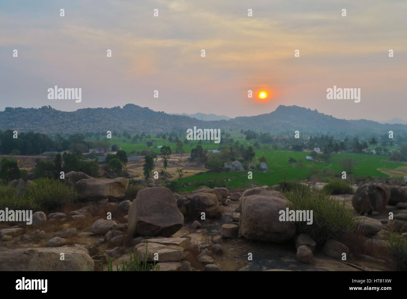Lever de soleil avec une vue large sur les champs verdoyants et paysage de rochers unique à Hampi, Karnataka, Inde, un site du patrimoine mondial de l'UNESCO, très mystique. Banque D'Images