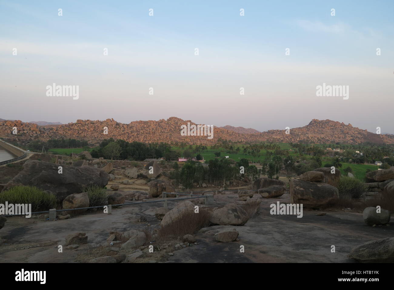 Vue sur les formations rocheuses et des paysages du Karnataka, Inde du sud. Près du site du patrimoine mondial de l'Hampi. Banque D'Images