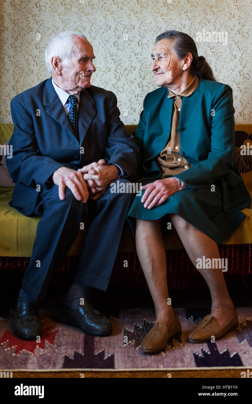 Plus de 80 ans mignon vieux couple posant pour un portrait dans leur chambre. L'amour pour toujours. Banque D'Images