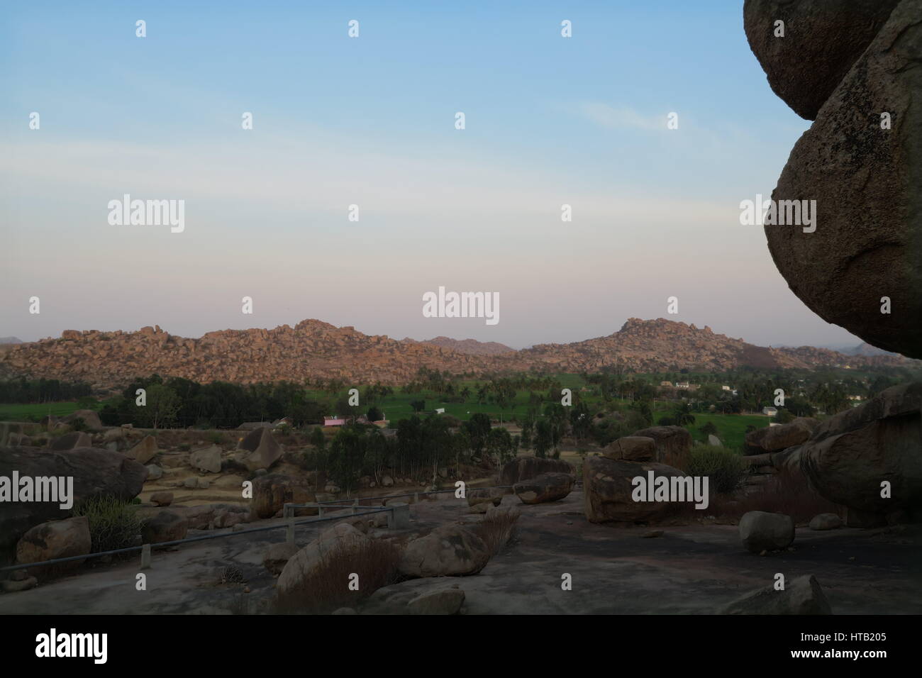 Vue sur les formations rocheuses et des paysages du Karnataka, Inde du sud. Près du site du patrimoine mondial de l'Hampi. Banque D'Images