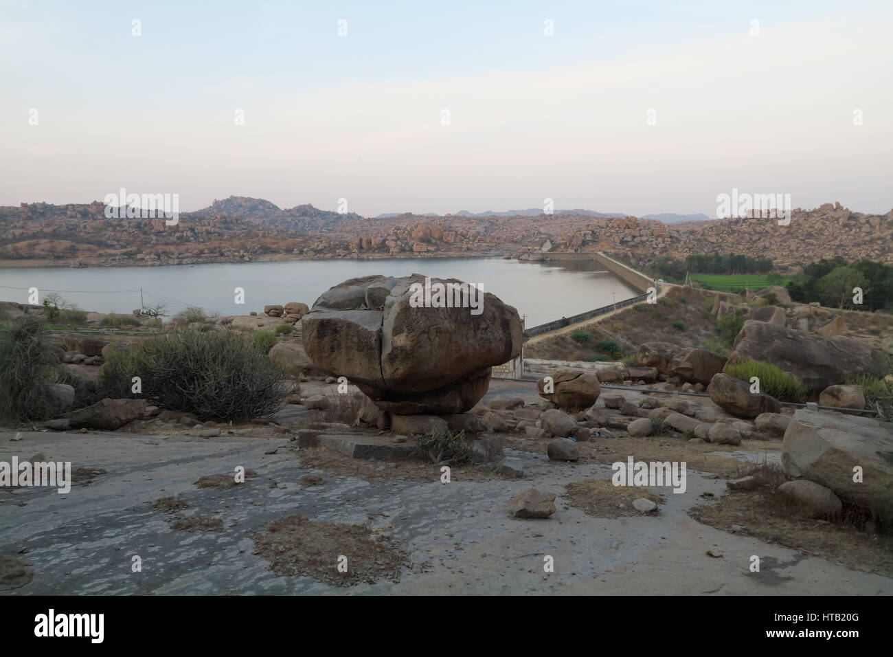 Vue sur les formations rocheuses et des paysages du Karnataka, Inde du sud. Près du site du patrimoine mondial de l'Hampi. Banque D'Images