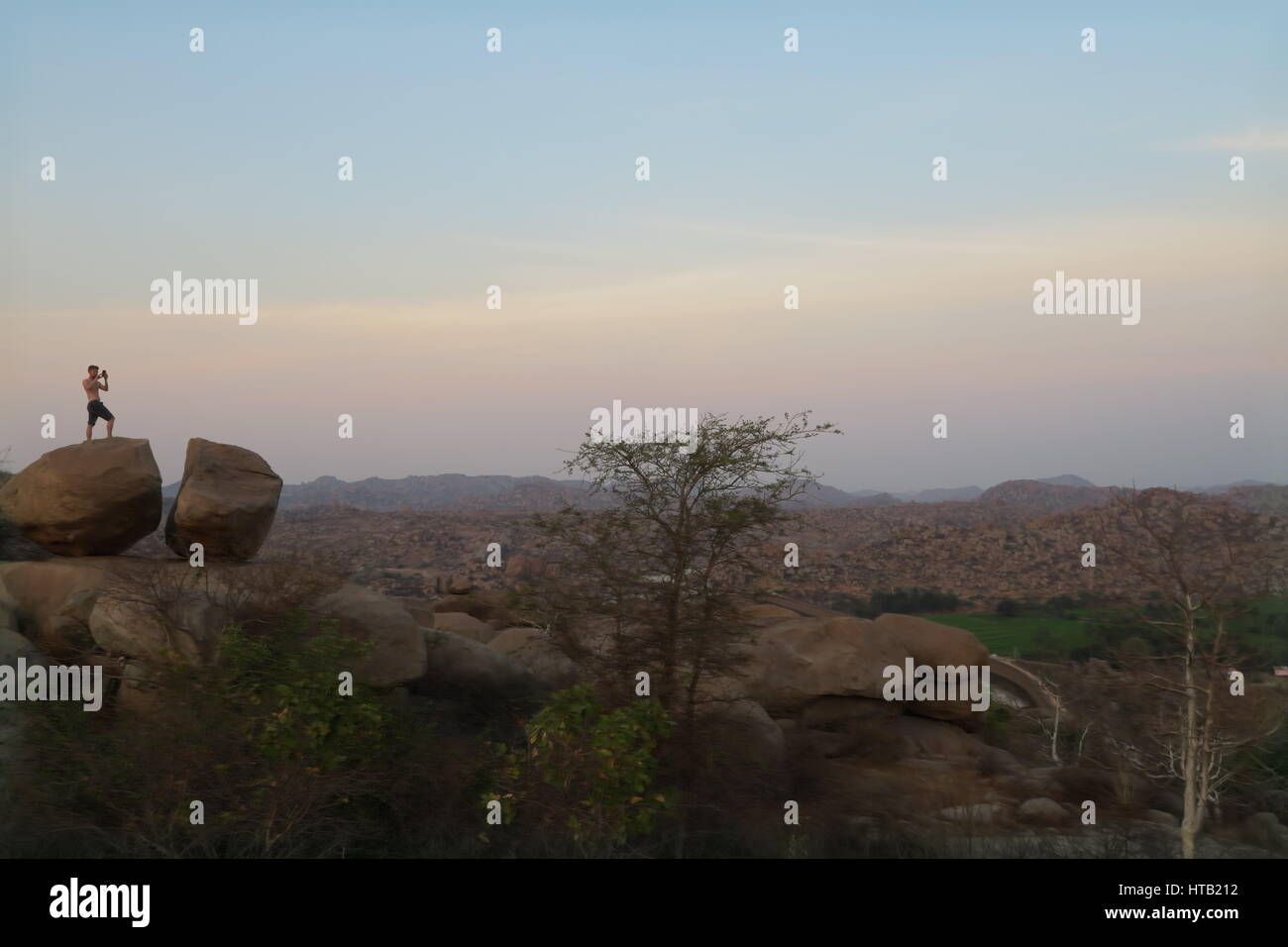 Vue sur les formations rocheuses et des paysages du Karnataka, Inde du sud. Près du site du patrimoine mondial de l'Hampi. Banque D'Images