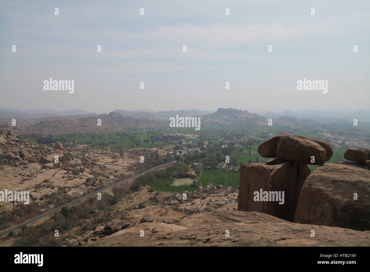 Vue sur les formations rocheuses et des paysages du Karnataka, Inde du sud. Près du site du patrimoine mondial de l'Hampi. Banque D'Images