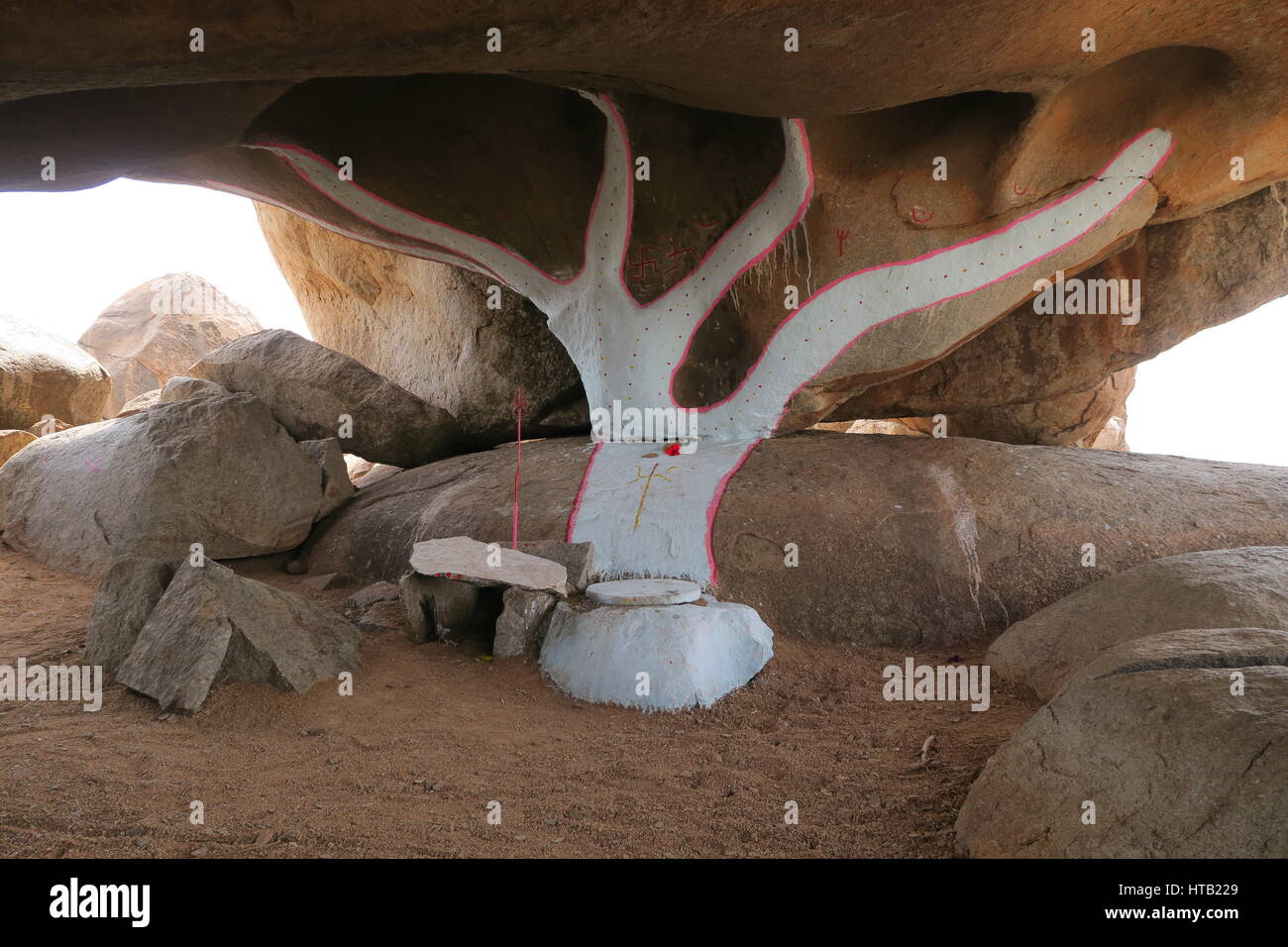 Arbre peint sur un rocher à Hampi, Karnataka, Inde Banque D'Images