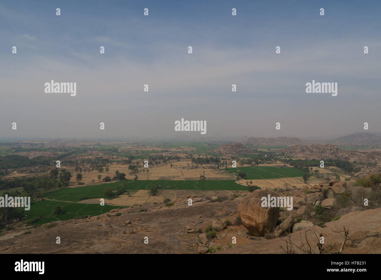 Vue sur les formations rocheuses et des paysages du Karnataka, Inde du sud. Près du site du patrimoine mondial de l'Hampi. Banque D'Images