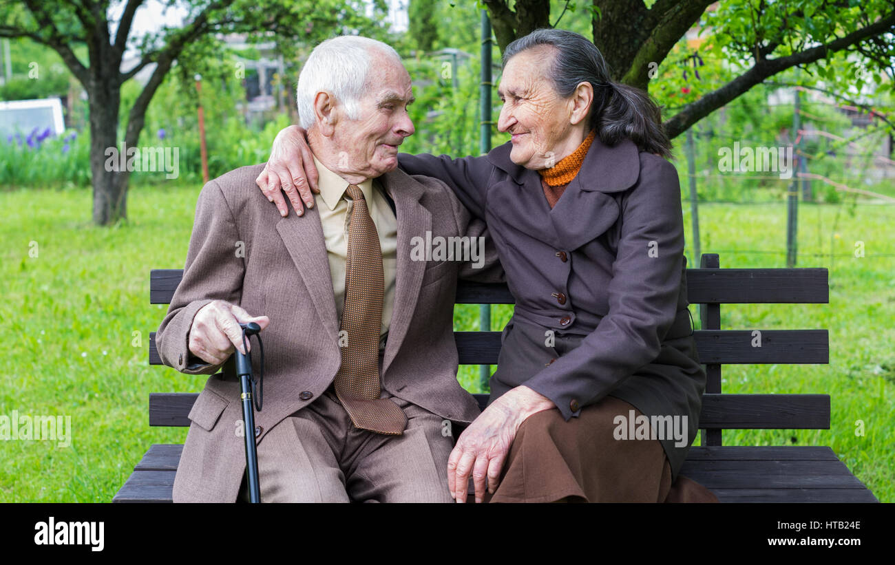Plus de 80 ans mignon vieux couple posant pour un portrait dans leur jardin. L'amour pour toujours. Banque D'Images