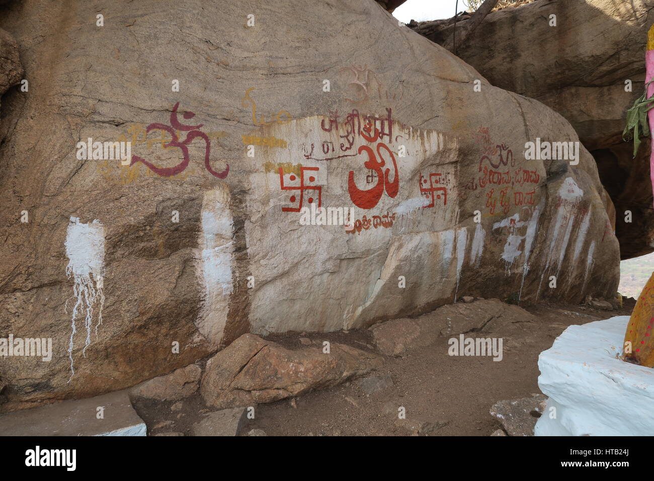Religious Hindu symboles sur un rocher au sommet d'une montagne près de site du patrimoine mondial de l'hampi à Karnataka, Inde du sud. Banque D'Images