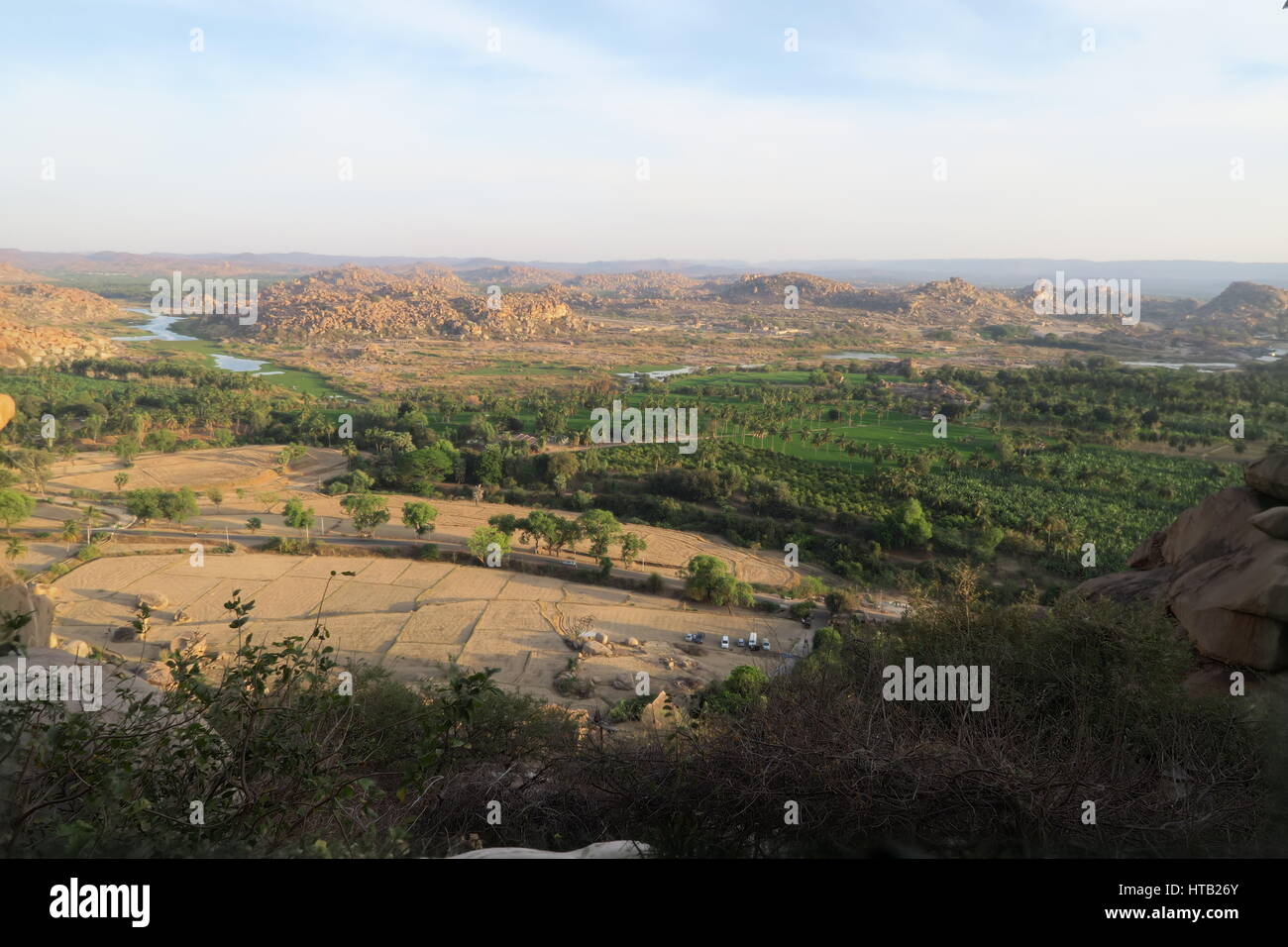 Vue vers le bas de l'escalier menant à l'monkey temple près du site du patrimoine mondial de l'Hampi à Karnataka, Inde du sud. Banque D'Images