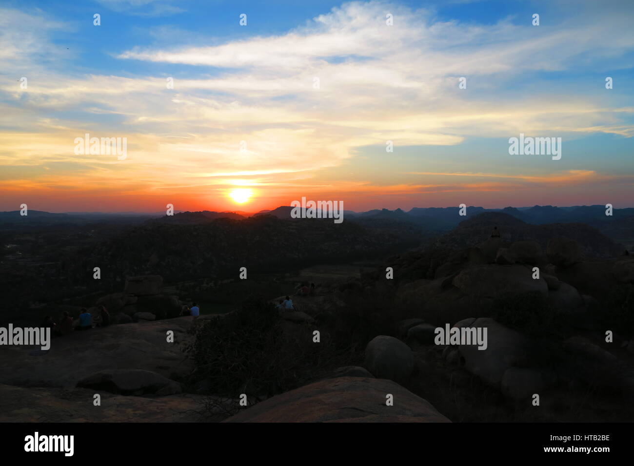 Coucher du soleil sur le dessus de la Monkey temple dans le site du patrimoine mondial de l'Hampi Banque D'Images