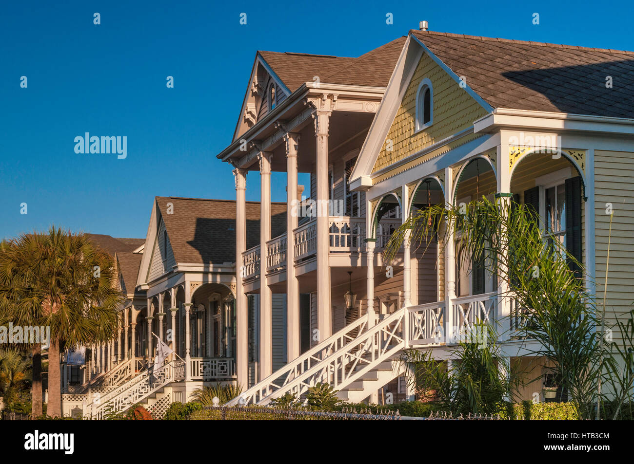 Maisons victoriennes à Ball Avenue à East End Historic District, coucher de soleil, Galveston, Texas, États-Unis Banque D'Images