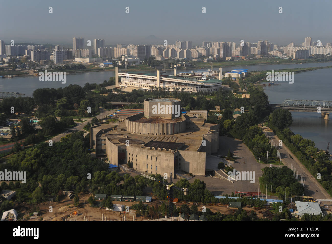 08.08.2012, Pyongyang, Corée du Nord - bâtiments et un stade sur l'île au yanggakdo fleuve Taedong. Banque D'Images