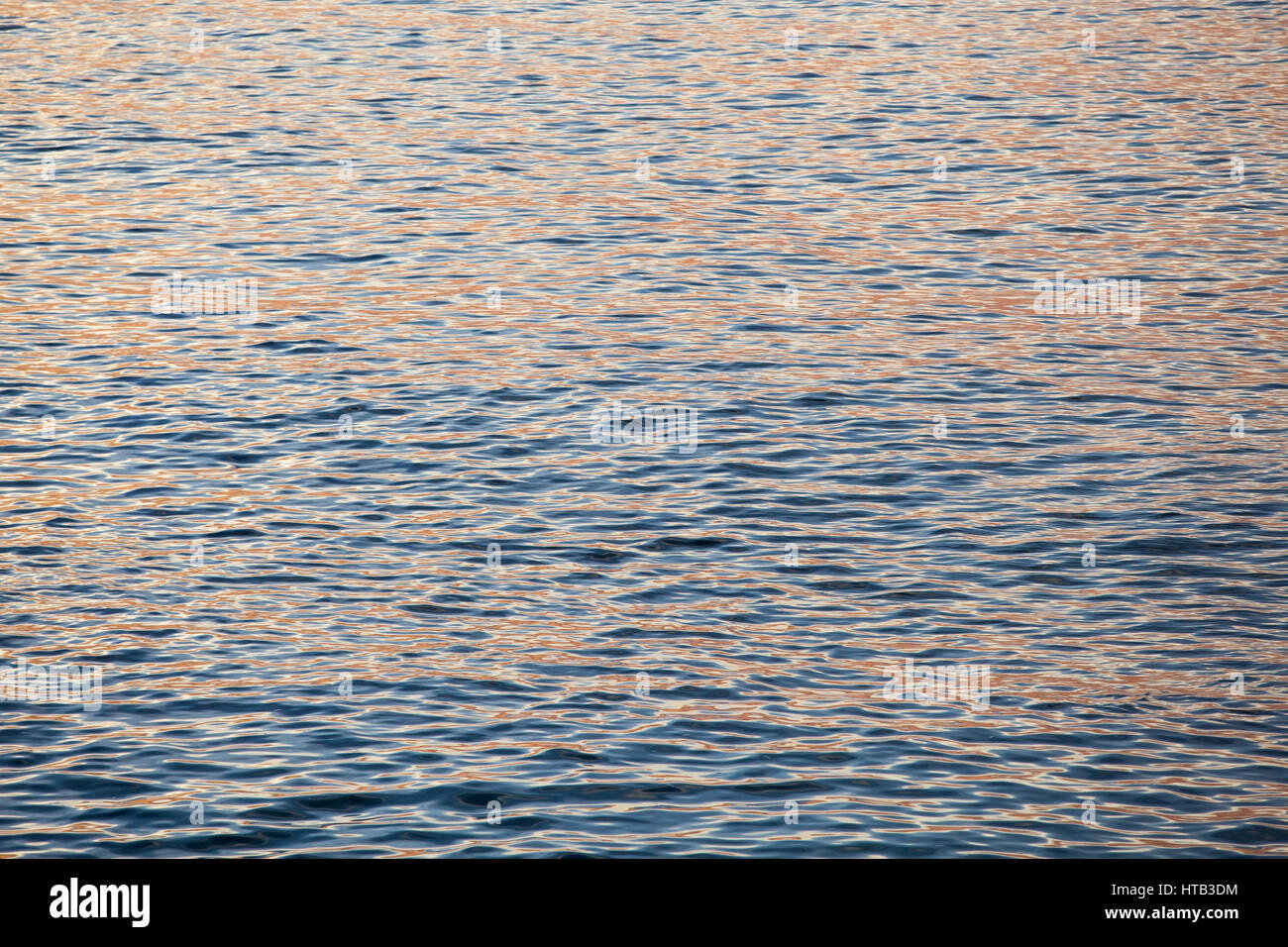Les vagues de l'océan et la surface de l'eau au coucher du soleil avec la réflexion du soleil Banque D'Images