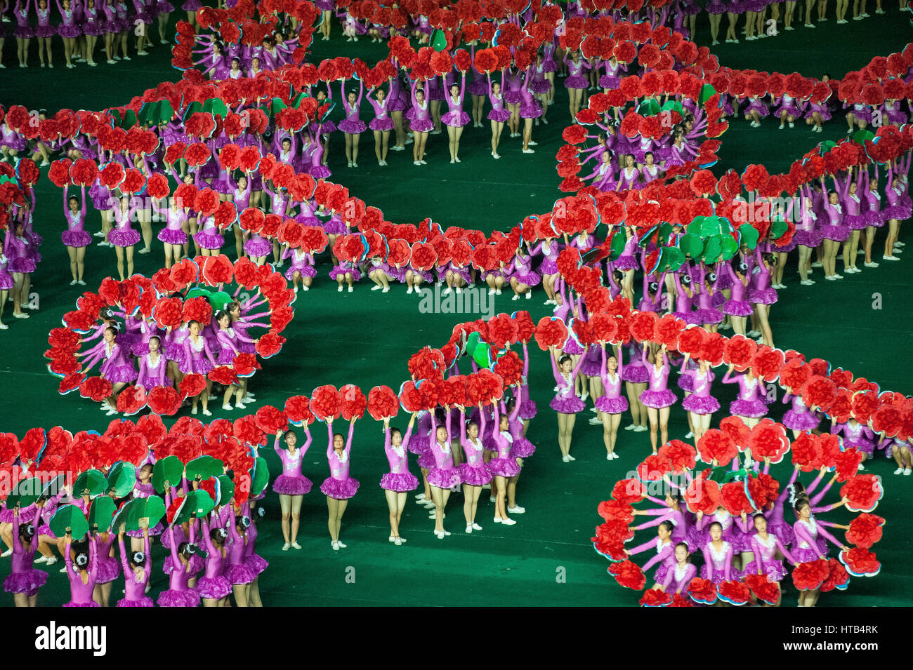 08.08.2012, Pyongyang, Corée du Nord - danseurs et acrobates effectuer au cours de l'arirang festival à le rungrado may day stadium de Pyongyang. Banque D'Images