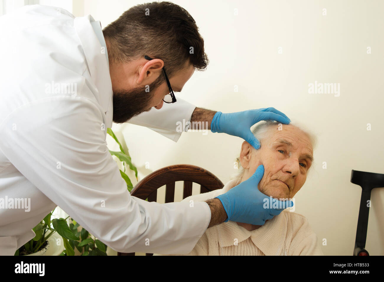 Le médecin gériatre au cours de l'essai. Médecin d'examiner les changements dans la peau d'une vieille femme. Banque D'Images