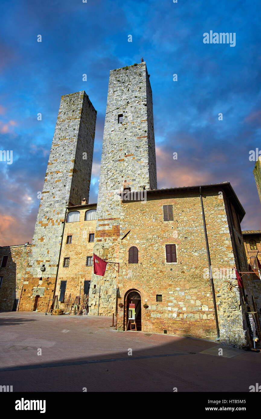 Ce qu'on appelle tours jumelles de San Gimignano construit au 13e siècle comme des tours de défense San Gimignano, Toscane Italie Banque D'Images