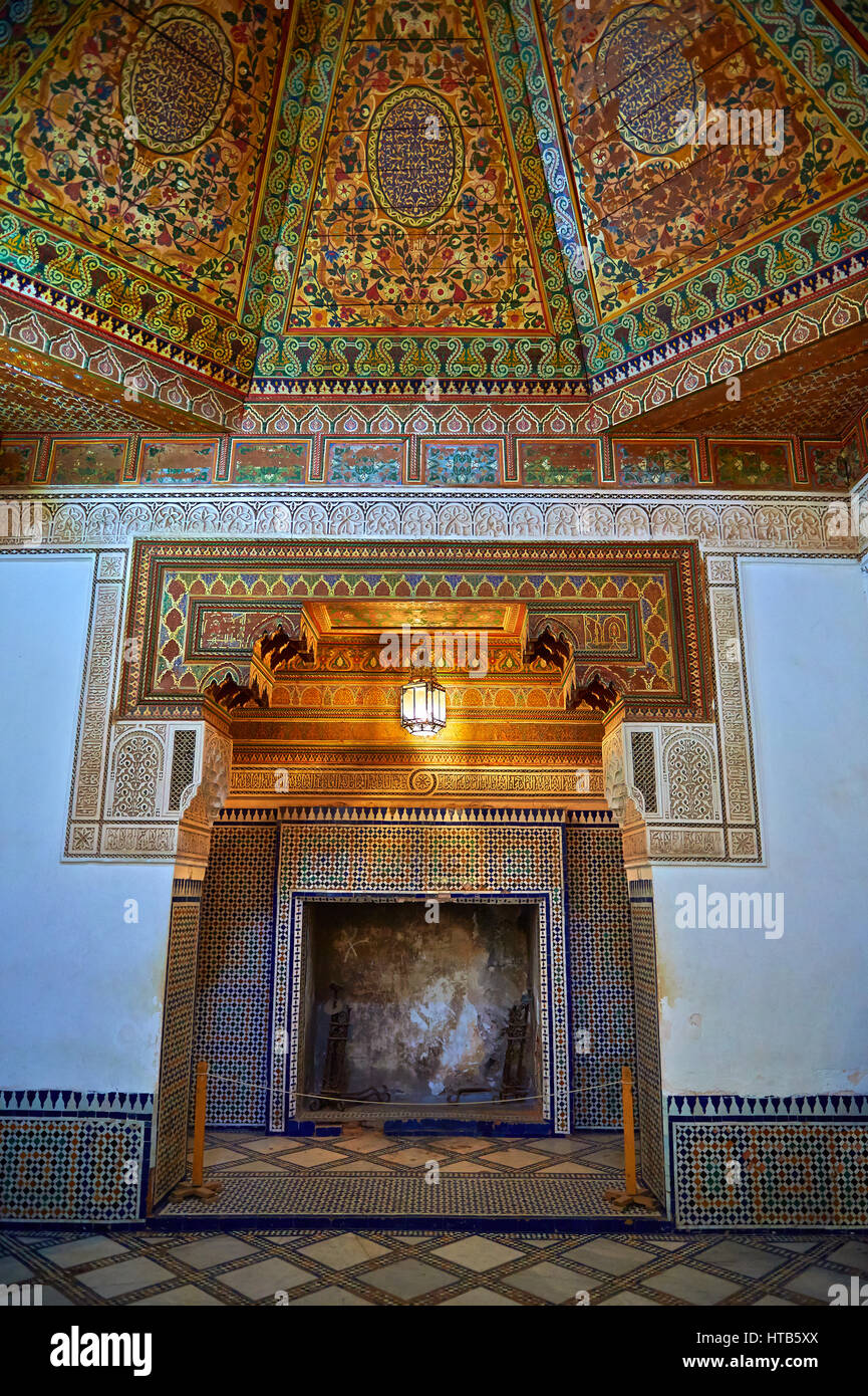 Arabesque berbère gypseries Mocarabe surround incendie.Le Grand Court, Palais de la Bahia, Marrakech, Maroc Banque D'Images