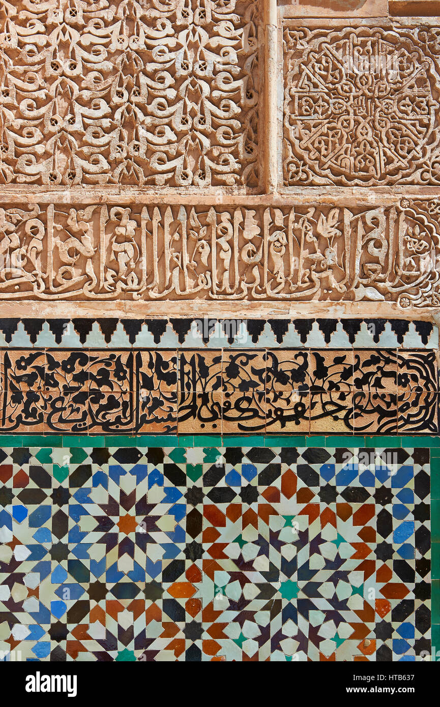 Morcabe arabesque berbère plâtre et carreaux Zellige du 14e siècle Madersa Ben Youssef (Collège islamique) re-construit par le Sultan Saadien Banque D'Images