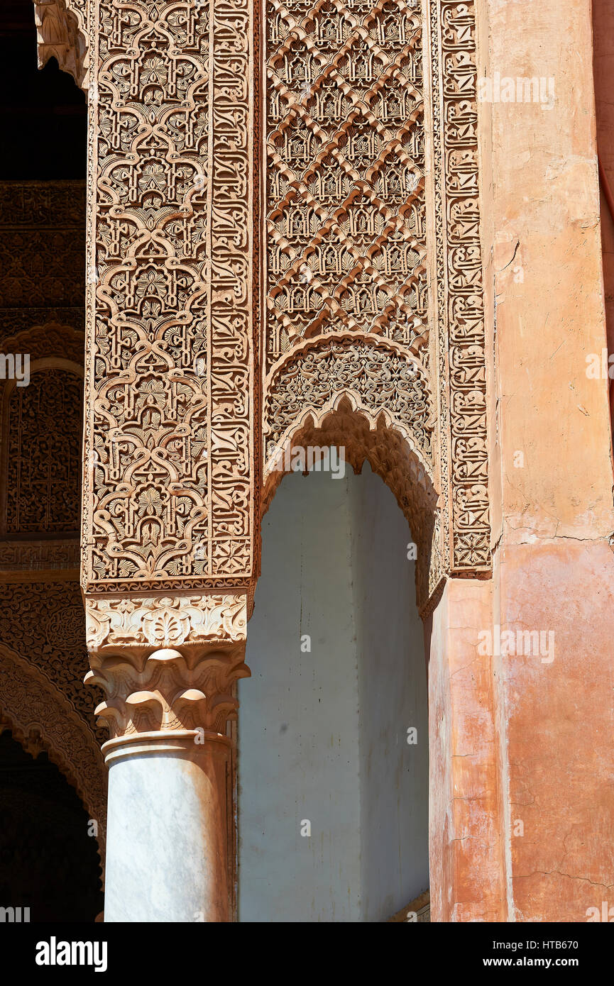 Les arabesques de la plâtrière mocarabe Tombes Saadiennes le 16e siècle mausolée des princes Saadiens, Marrakech, Maroc Banque D'Images