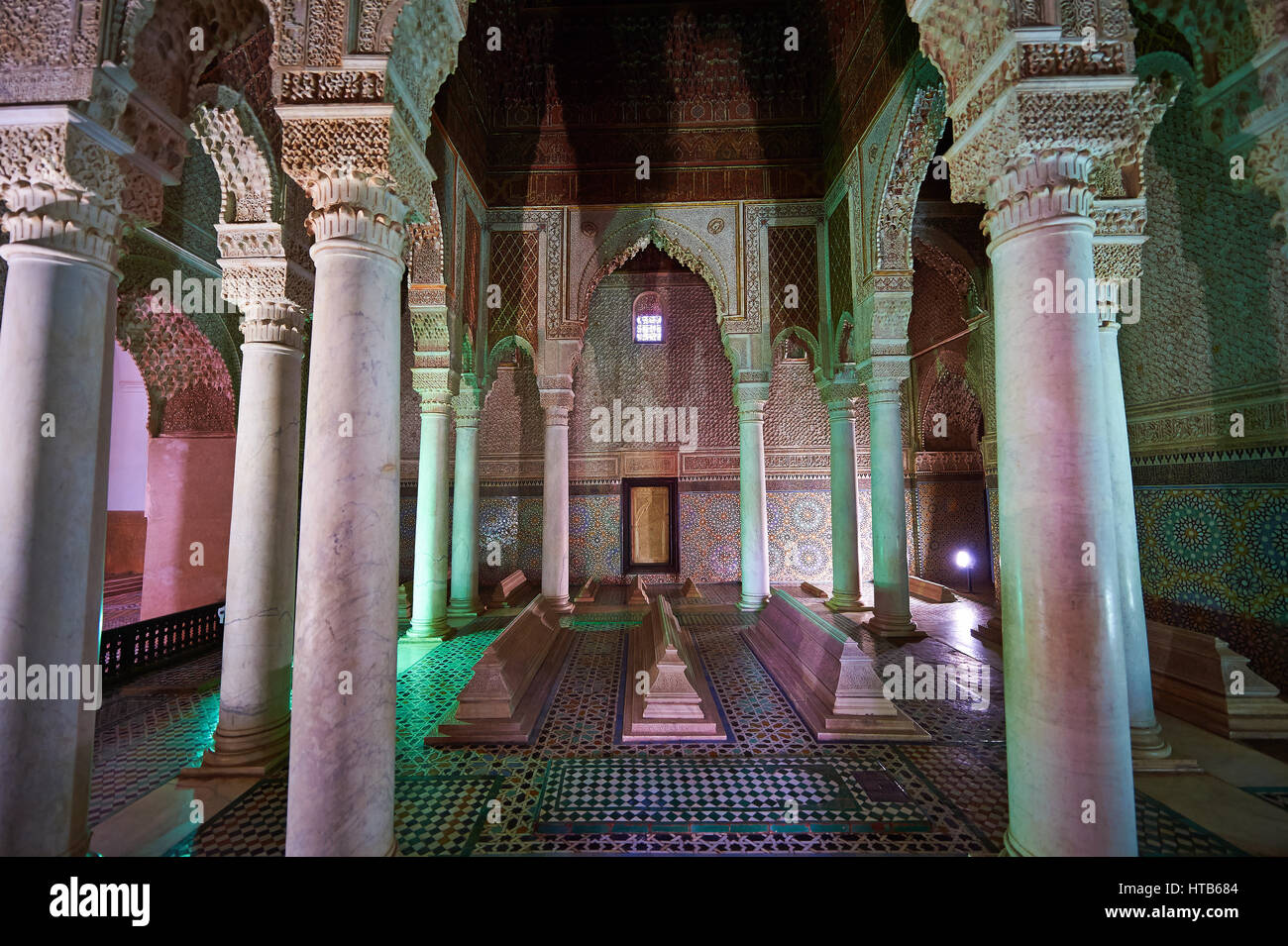 L'architecture arabesque la tombe d'al-Mansur fils dans les tombeaux saadiens le 16ème siècle le mausolée de souverains Saadiens, Marrakech, Maroc Banque D'Images