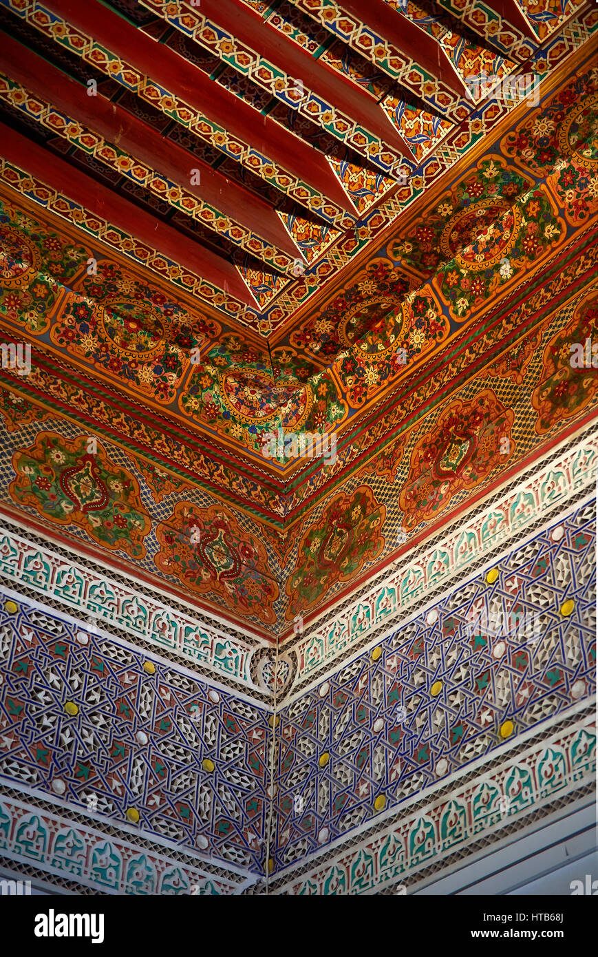 Arabesque berbère panneaux de plafond en bois d'intérieur de la petite cour, Palais de la Bahia, Marrakech, Maroc Banque D'Images