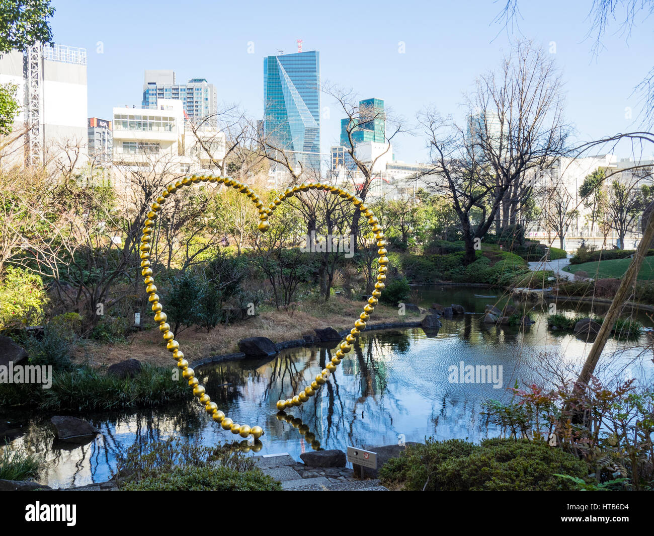 Kin no Kokoro (Coeur d'Or) sculpture de Jean-Michel Othoniel situé dans le jardin, Roppongi Hills Mori, Minato, Tokyo. Banque D'Images