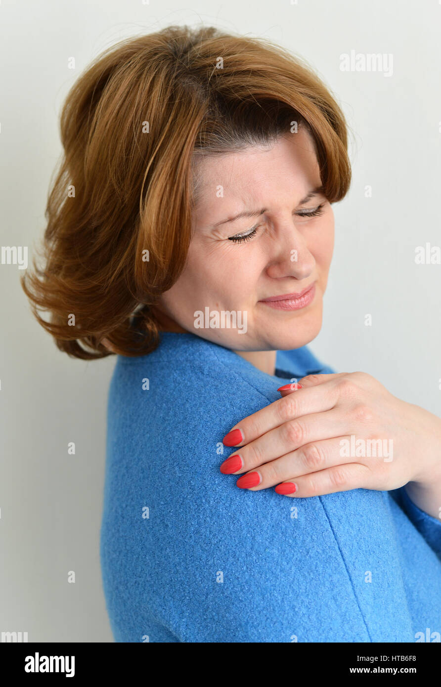 Femme avec une inflammation de l'articulation de l'épaule Banque D'Images