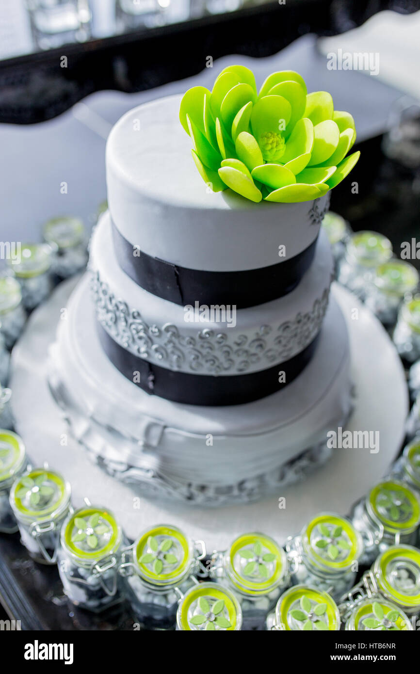Trois Couches De Noir Vert Et Blanc Gateau De Mariage Photo Stock Alamy