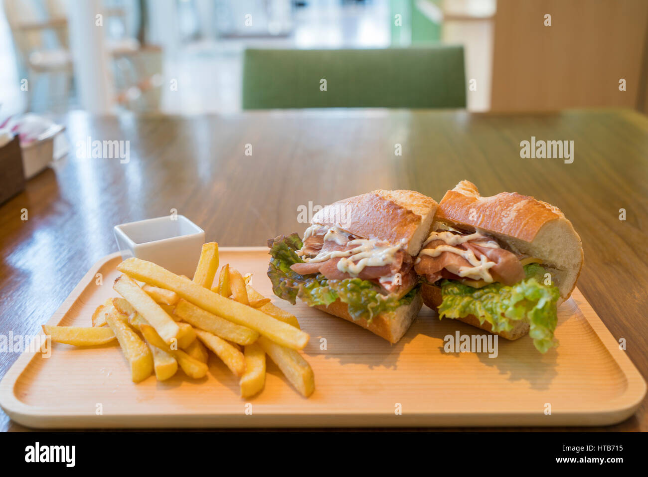 Sandwich au jambon et au fromage avec frites Banque D'Images