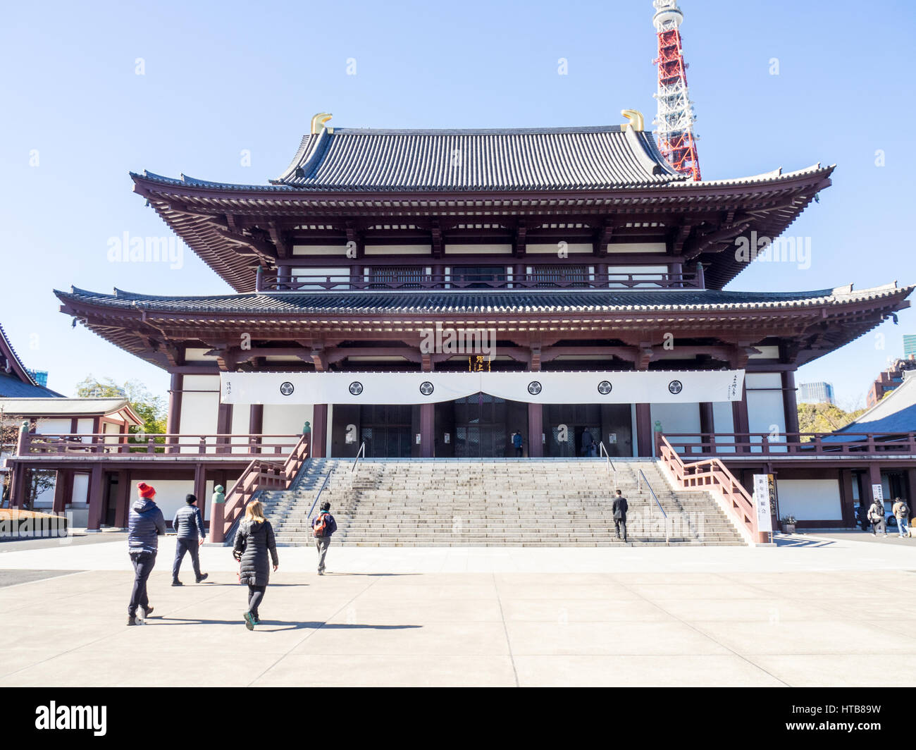 Le hall principal du Temple Zōjō-ji, et la Tour de Tokyo dans l'arrière-plan, Minato Tokyo. Banque D'Images