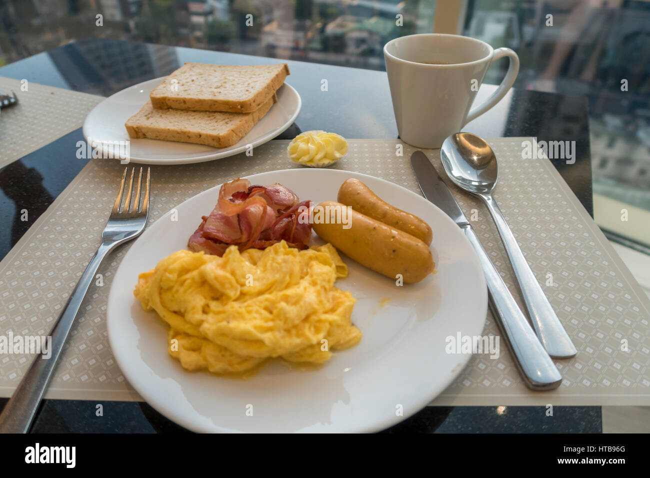 Le petit-déjeuner avec scambled œufs, saucisses et bacon Banque D'Images