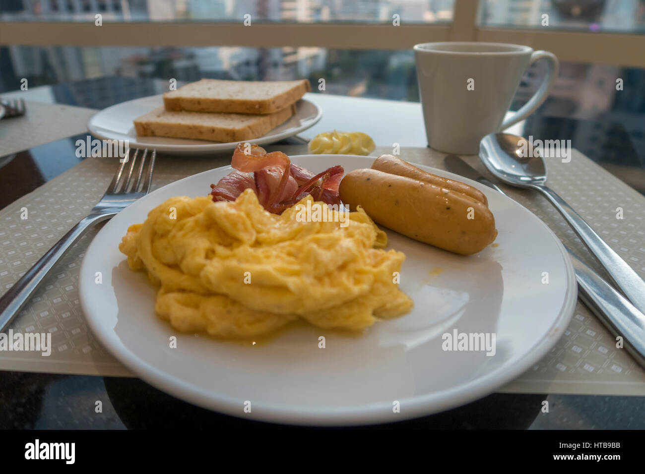 Le petit-déjeuner avec scambled œufs, saucisses et bacon Banque D'Images