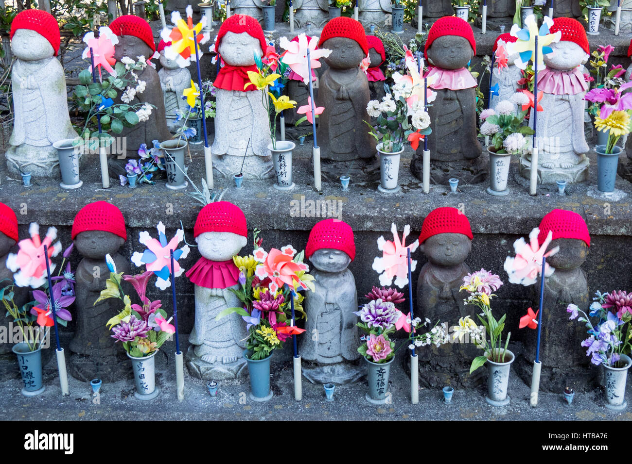 Jardin des enfants à naître, des rangées de statues de pierre Jizō enfants représentant les enfants à naître dans le cimetière de Zōjō-ji temple, Tokyo. Banque D'Images