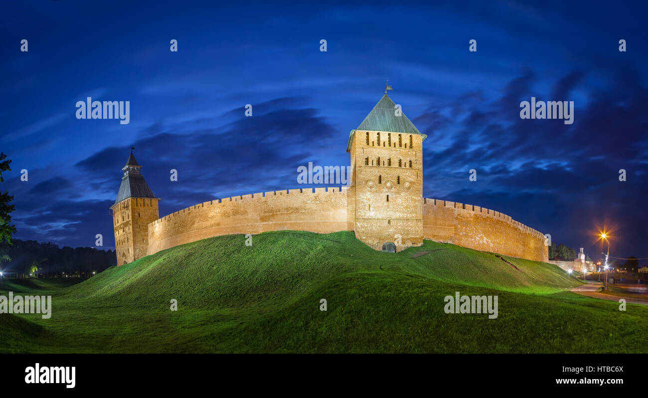 Mur illuminé et tours de Veliky Novgorod kremlin dans la soirée, la Russie Banque D'Images