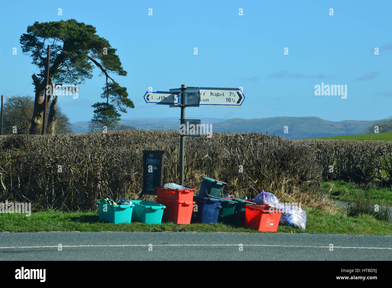 Les déchets ménagers et le recyclage par le bord de la route en Powys, Pays de Galles Banque D'Images