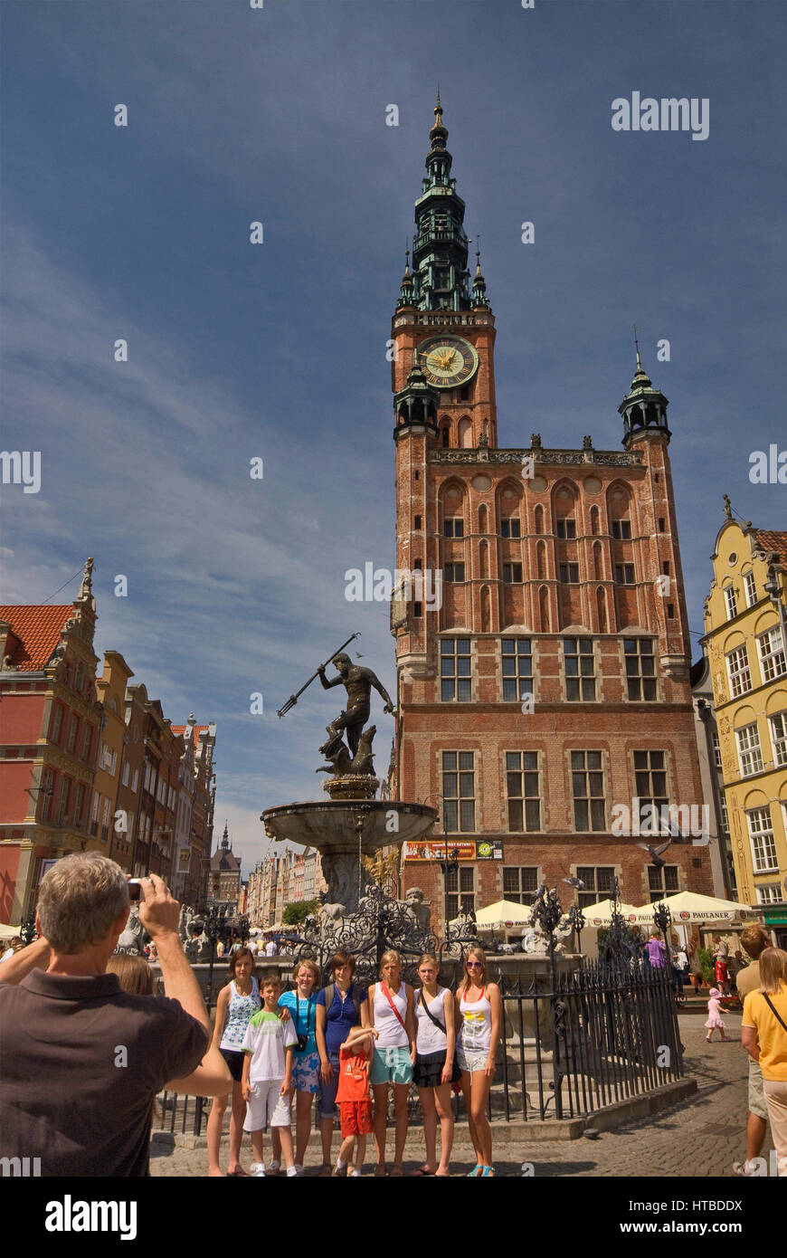 Les touristes à la Fontaine de Neptune, Dlugi Targ (longue) Marché à Gdansk, occidentale, Pologne Banque D'Images