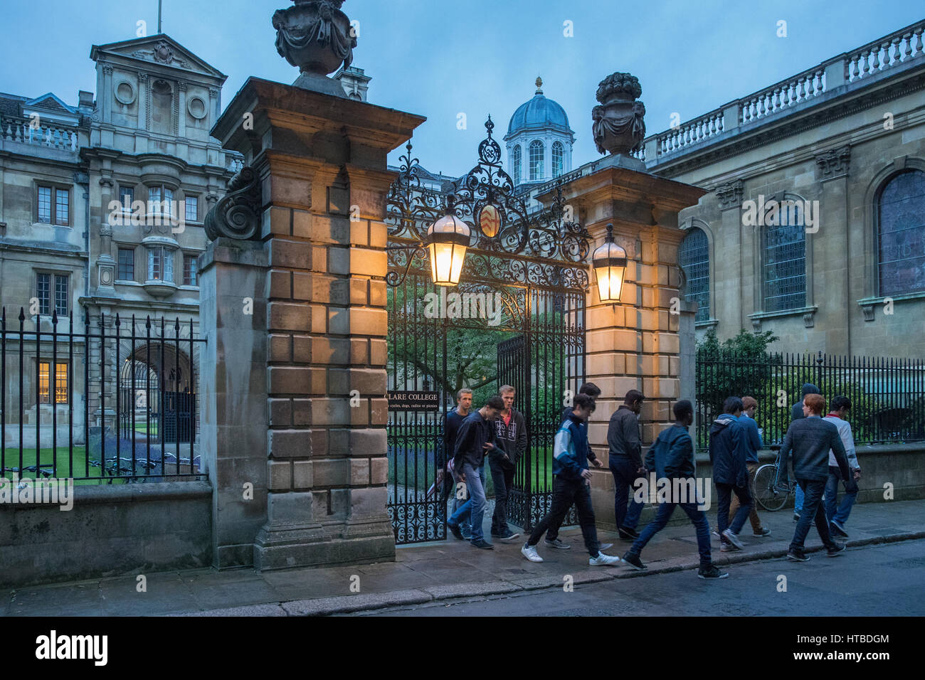 Les étudiants qui quittent Clare College, Cambridge, au crépuscule, England, UK Banque D'Images