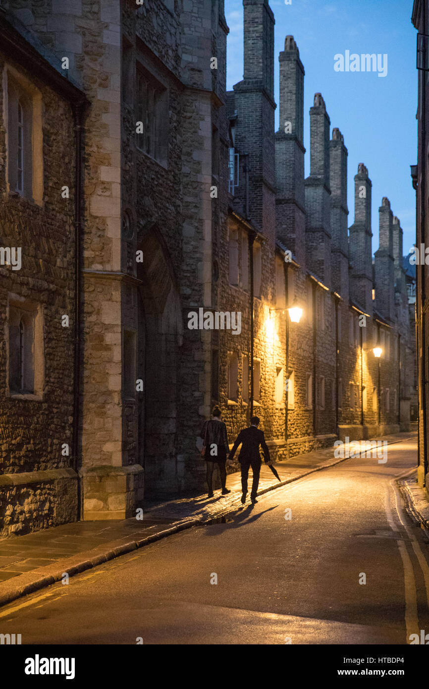 Les étudiants sur l'extérieur Trinity Lane, Trinity College, au crépuscule, Cambridge, England, UK Banque D'Images