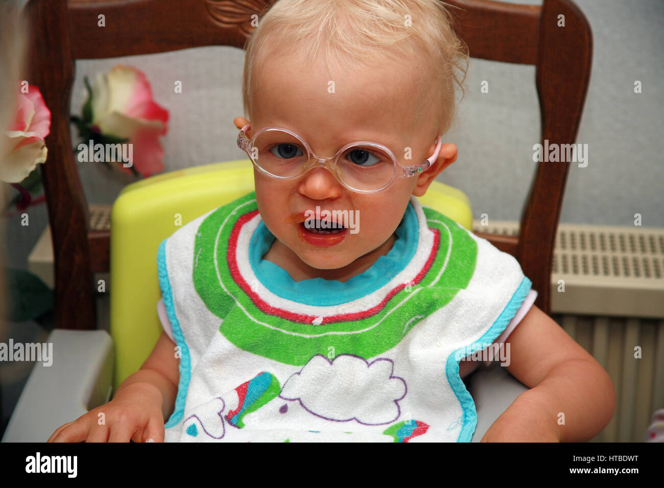 Bébé fille avec des lunettes, les pleurs Banque D'Images