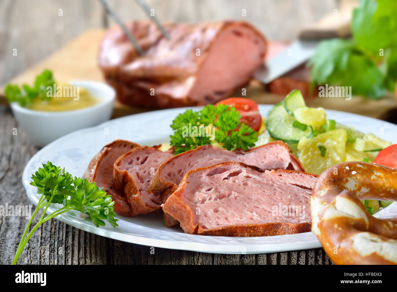 Partie de four à pain de viande bavaroise avec la salade de pommes de terre, pretzel et la moutarde Banque D'Images