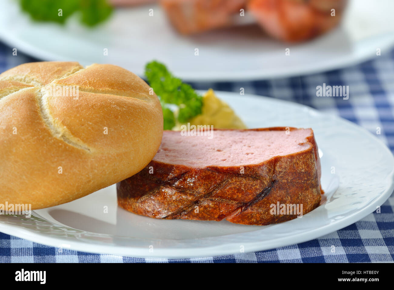 Partie de four à pain de viande bavarois avec un rouleau croustillant et la moutarde Banque D'Images