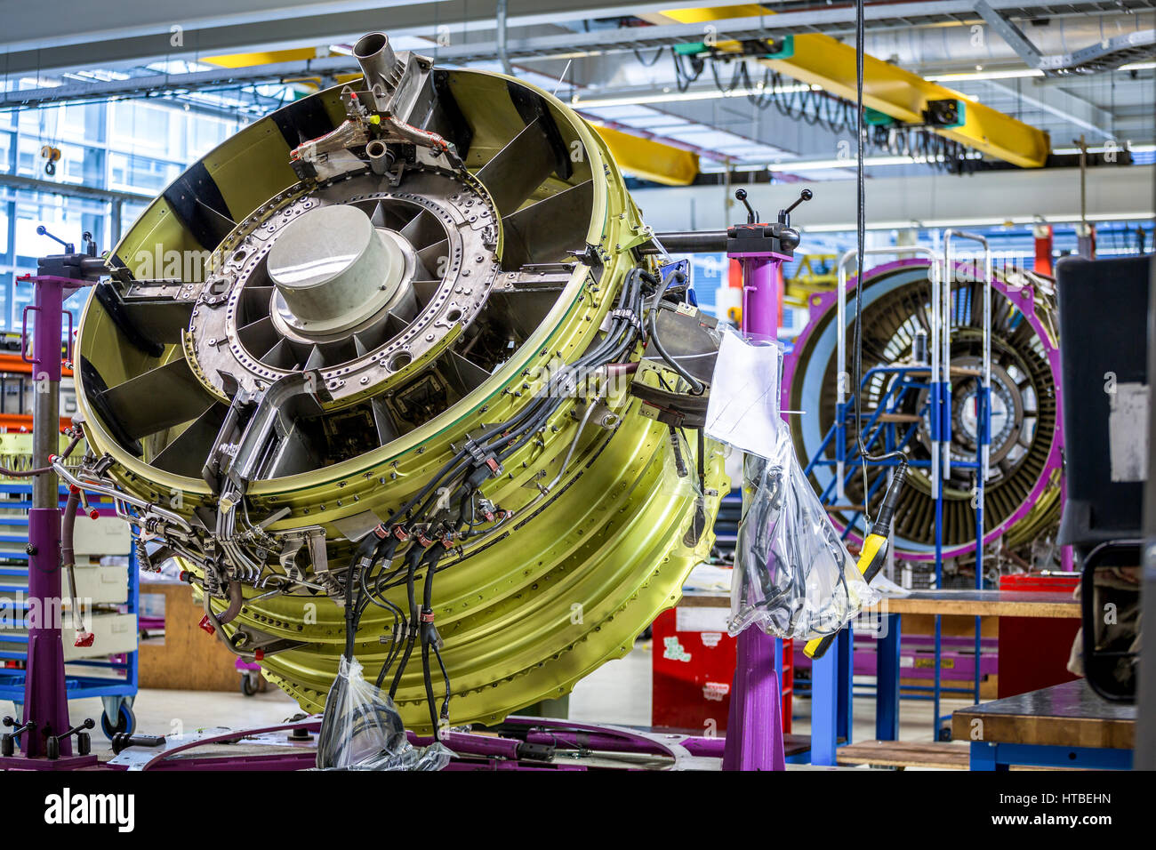 Moteur d'avion pendant l'entretien dans un entrepôt Banque D'Images