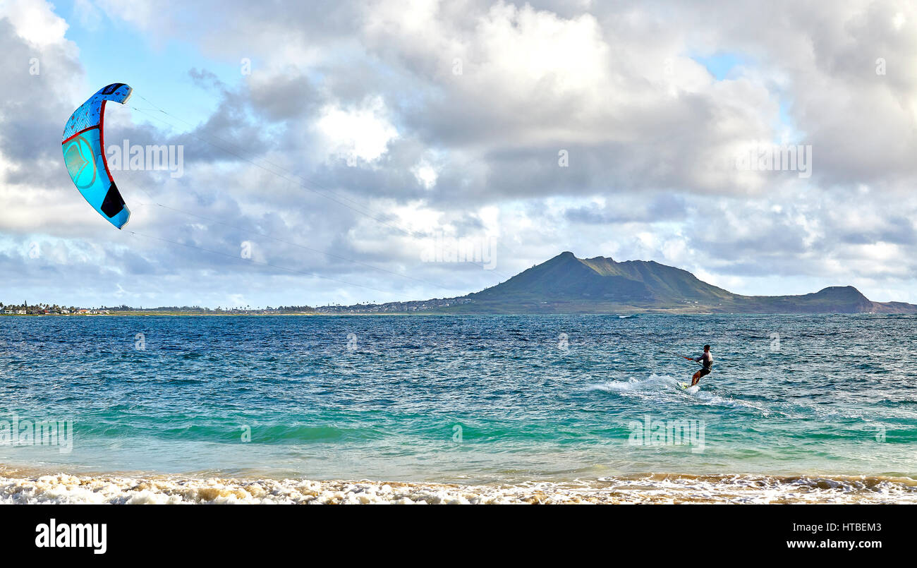 Kailua, Hawaii, USA - 30 juillet 2016 : Un homme non identifié kitesurfs en début de matinée à Kailua Bay Banque D'Images