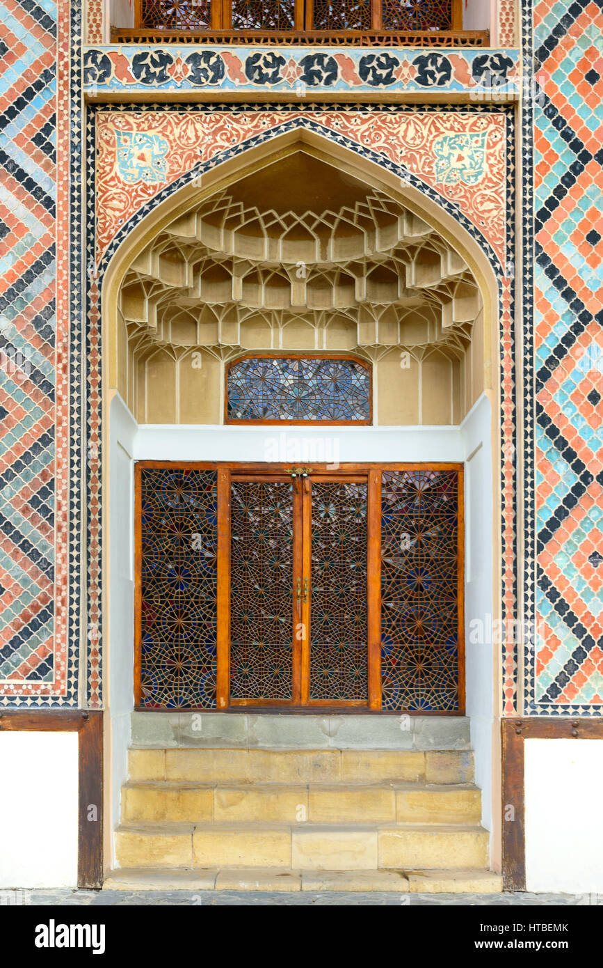 Détail de la décoration de la façade de palais de Sheki Khans. C'était une résidence d'été de Shaki Khans. Il a été construit au 18e siècle. Sheki, Azerbaija Banque D'Images