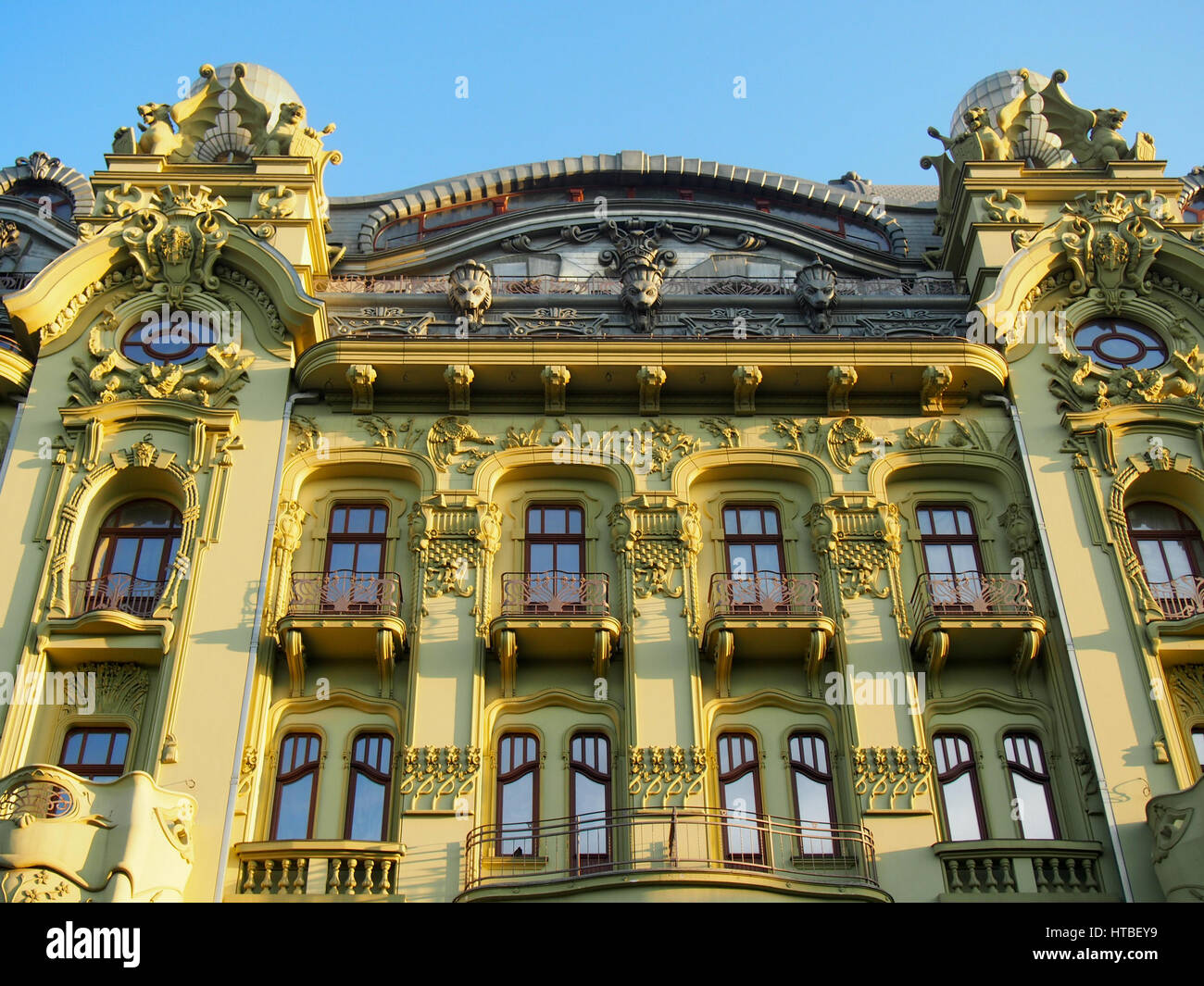 Une façade très ornée sur un bâtiment au centre-ville d'Odessa, Ukraine. Banque D'Images