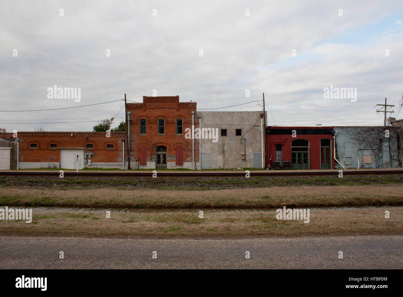 Weathered façades de bâtiments historiques le long d'une voie ferrée dans une commune rurale dans le Texas. Banque D'Images