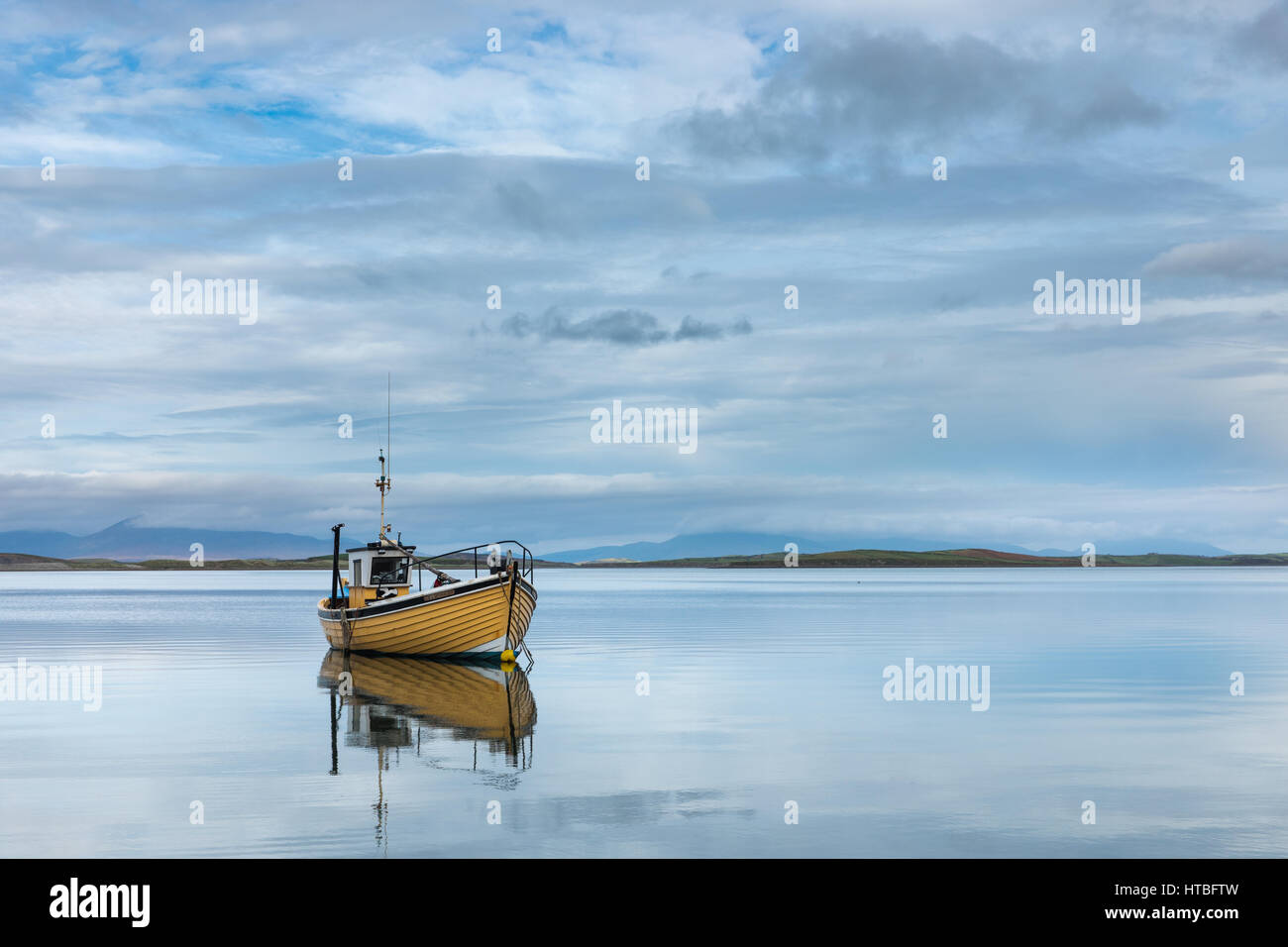 Un bateau de pêche dans la baie de Clew, Mayo, Irlande Banque D'Images